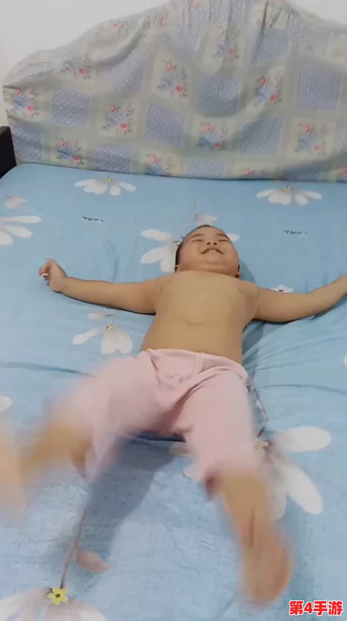 小孩穿着开裆裤躺在床上大腿就蹦,萌趣瞬间引发网友热议,笑翻全场! 小孩穿着开裆裤躺在床上大腿就蹦,萌趣瞬间引发网友热议,笑翻全场!
