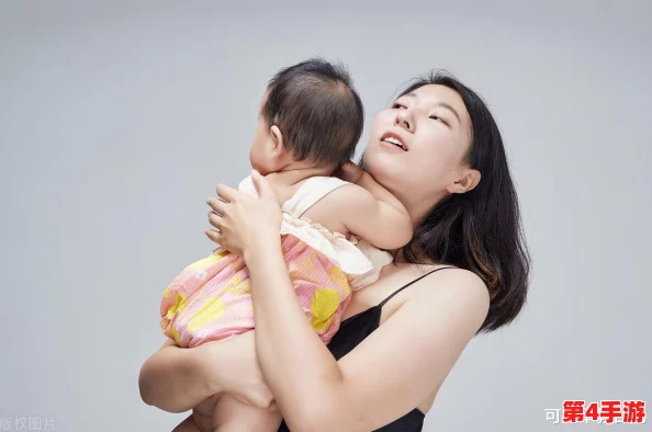 从后面抱着妈妈突然脸一红,温馨瞬间让人心动不已的亲情故事分享 从后面抱着妈妈突然脸一红,温馨瞬间让人心动不已的亲情故事分享