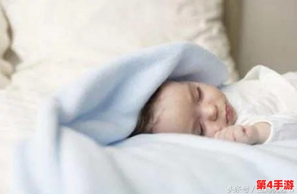 一小孩半夜喂女孩吃困吧:令人感动的爱心行为展现出纯真与温暖 一小孩半夜喂女孩吃困吧:令人感动的爱心行为展现出纯真与温暖