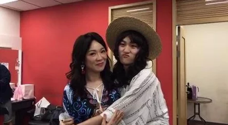 四个黑人一个白女反串：多元文化交融下的幽默与挑战，展现了艺术的无限可能性