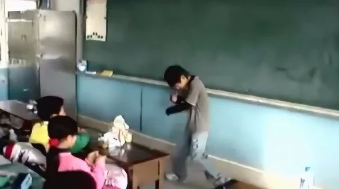 在教室里把跳d开到最大震动!学生们疯狂的表演惊呆了全校 在教室里把跳d开到最大震动!学生们疯狂的表演惊呆了全校