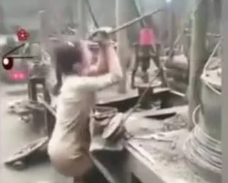 一男孩喂女孩吃钢筋，竟引发网友热议，背后隐藏的真相让人震惊！