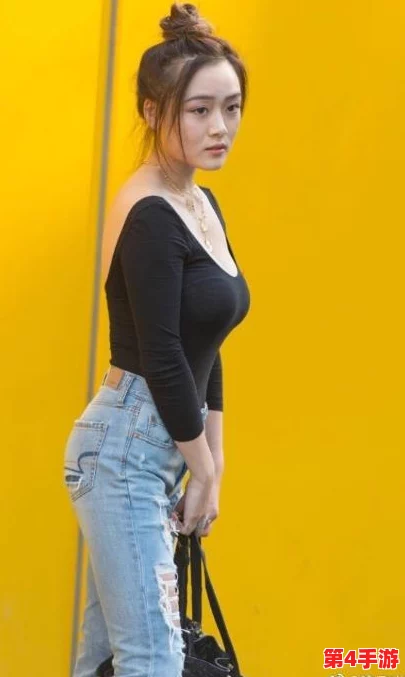 丰满岳妇饱满的双乳，性感火辣引人遐想