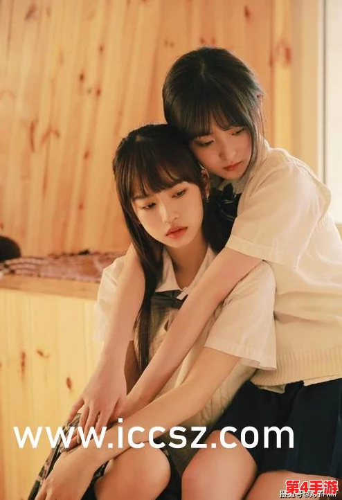 白丝美女被娇喘流出白色，展现了她在特定情境下的魅力与诱惑，引发观众无限遐想与关注