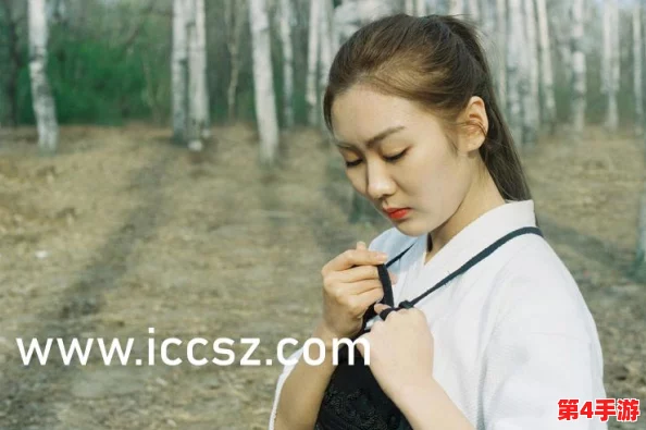 白丝校花 扒开美腿甜美作文：网友热议，细腻描写与情感交织引发共鸣，令人沉醉的青春回忆