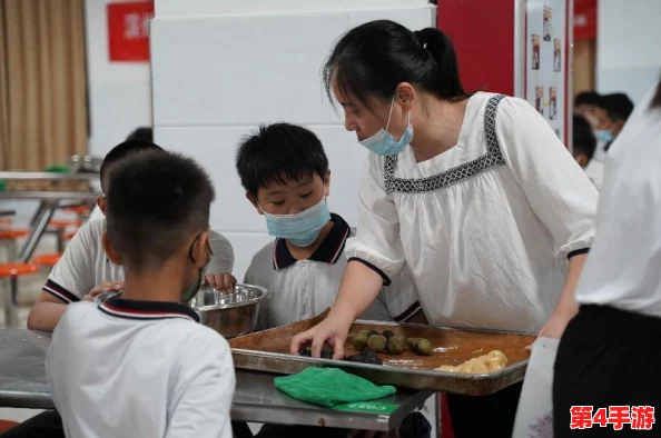 老师露出 强行让男生揉网站，不择手段、令人发指