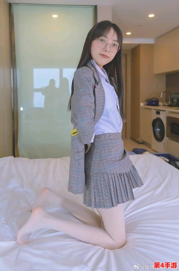 白丝校花扒腿，风华绝代却难掩其羞涩之态