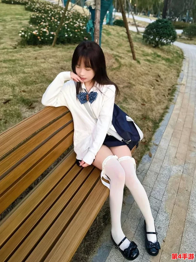 白丝校花扒腿，风华绝代却难掩其羞涩之态