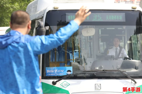 公交车检票员用B检票上车，体验便捷出行，感受城市交通的效率与温暖