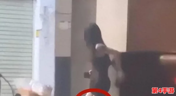 脱了内裤在阳台趴着被c,警方介入调查引发网友热议与关注 脱了内裤在阳台趴着被c,警方介入调查引发网友热议与关注