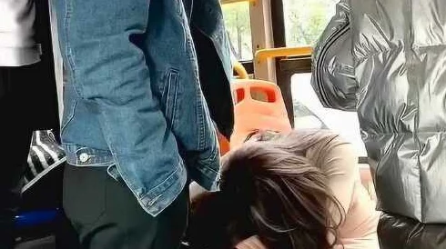 在公交车上被弄到高c亲亲抱抱，传递爱与温暖的力量