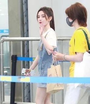 鞠婧祎你的奶好大摸起来好，引发网友热议，粉丝纷纷留言表达惊讶与支持