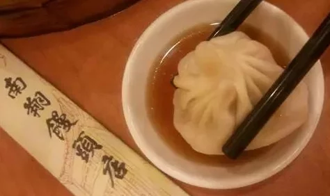 罕见精品一线天白馒头引发美食爱好者热议，成为新晋网红食品，吸引众多游客前来品尝