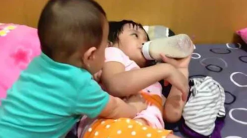班长把两个奶球露出来给我玩玩，这种行为是否过于亲密，值得我们深思与讨论