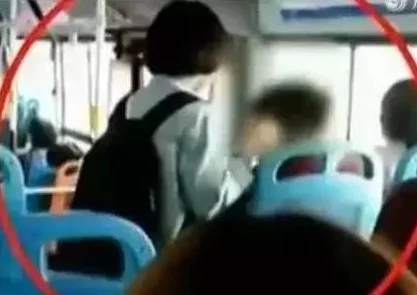 在公交车上拨开内裤进去,乘客惊恐目睹不堪一幕引发社会关注与讨论 在公交车上拨开内裤进去,乘客惊恐目睹不堪一幕引发社会关注与讨论