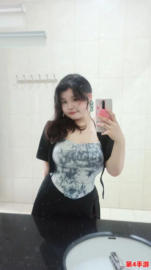 日本白嫩少妇BBw撒尿的现象引发了人们对社会文化和性别观念的深思与讨论,值得关注 日本白嫩少妇BBw撒尿的现象引发了人们对社会文化和性别观念的深思与讨论,值得关注