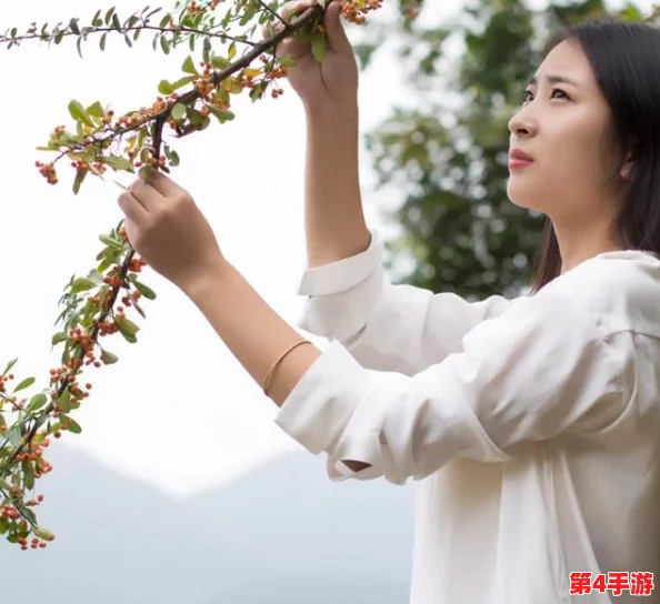 坤坤寒进桃子里拔萝卜,展现独特的农田趣味与创意,吸引众多网友热议与关注 坤坤寒进桃子里拔萝卜,展现独特的农田趣味与创意,吸引众多网友热议与关注