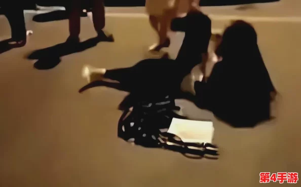 女人扒开跪着打屁股，现场目击者称场面十分震撼，引发网友热议与讨论，背后原因令人深思