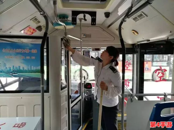 公交车上强伦人妻,警方迅速介入调查,嫌疑人已被抓获并面临严厉法律制裁 公交车上强伦人妻,警方迅速介入调查,嫌疑人已被抓获并面临严厉法律制裁