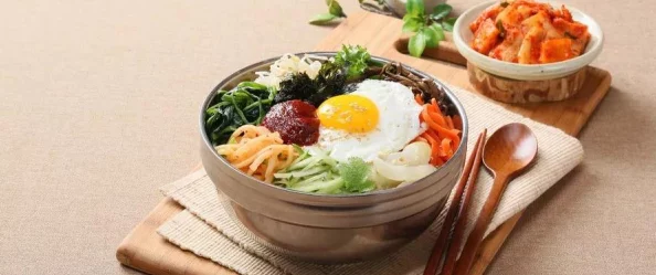 每天在汆肉中醒来图片：一位厨师的日常生活与美食创作，展现了烹饪艺术的独特魅力和温暖瞬间