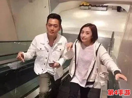 沟厕拍：某知名明星被曝在公共厕所内与神秘人士亲密互动，现场目击者纷纷围观引发热议！