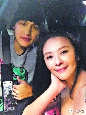 女的撕开内衣 挠奶头和屁股，竟然引发了网友热议，大家纷纷猜测她背后的故事与动机！