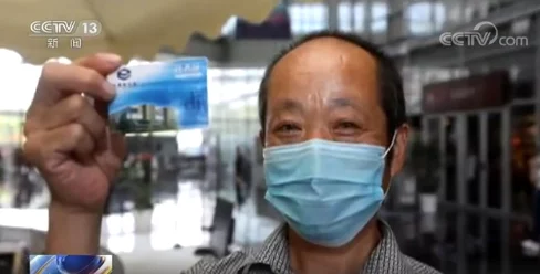 婉莹满足了十几个农民工,网友纷纷表示:这样的善举让人感受到社会的温暖与关怀,值得更多人学习 婉莹满足了十几个农民工,网友纷纷表示:这样的善举让人感受到社会的温暖与关怀,值得更多人学习