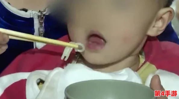 一小孩半夜喂女孩吃押巴,背后隐藏着怎样的温情与关怀? 一小孩半夜喂女孩吃押巴,背后隐藏着怎样的温情与关怀?
