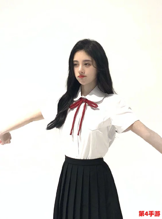 白丝校花,甜美撕掉衣服，竟因被男同学调侃而一时冲动，现场目击者纷纷围观并拍摄视频引发热议！