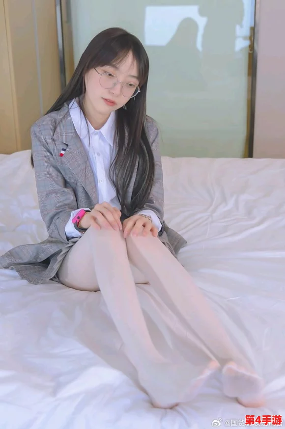 白丝啪啪啪：网友热议这一现象，认为其背后反映了年轻人对时尚与个性的追求，同时也引发了关于审美和文化的讨论