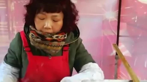 五十三岁大妈做皮肉生意,背后故事令人唏嘘,生活的无奈与选择让人深思不已 五十三岁大妈做皮肉生意,背后故事令人唏嘘,生活的无奈与选择让人深思不已